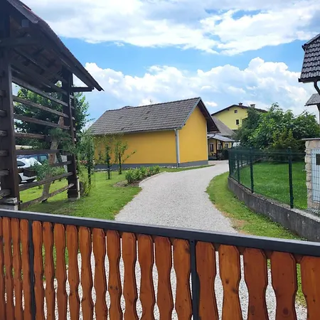 Kmecka Hisa Rodica